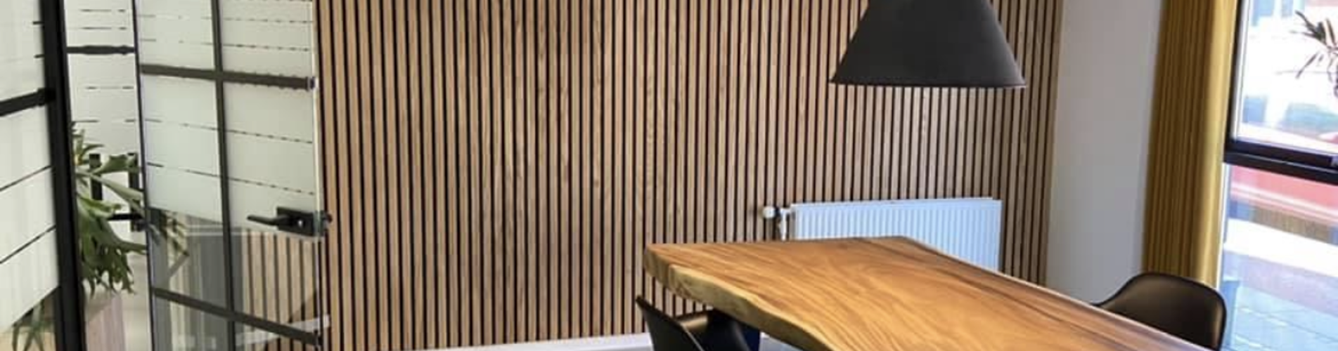 Væg med akustikpaneler 